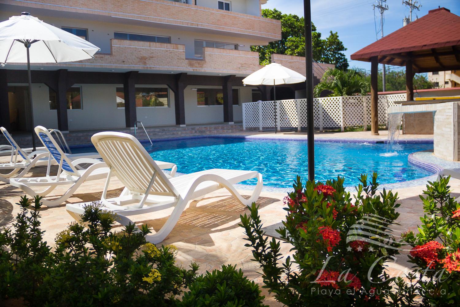 Piscina con cascada de La Costa Playa El Agua Hotel
